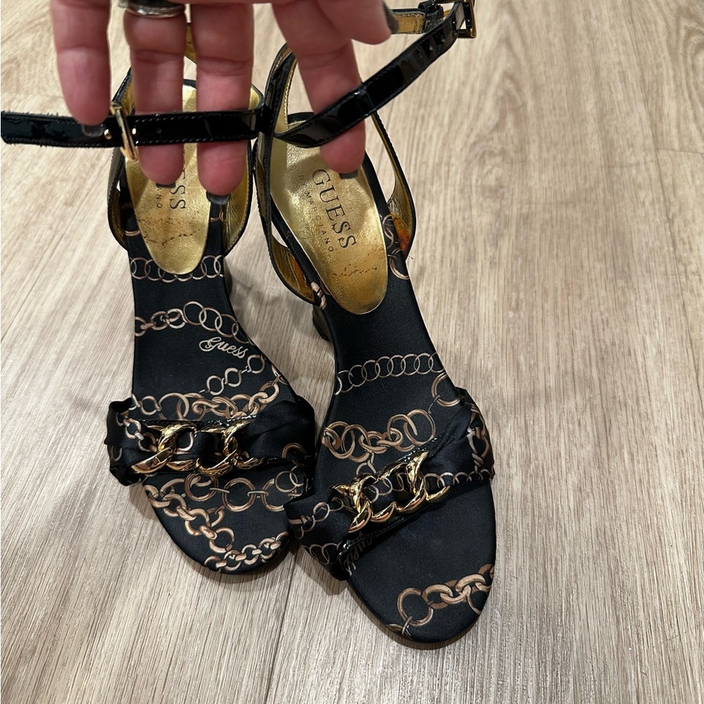 GUESS Black and Gold Women's satin and patent leather wedge sandals, 6M